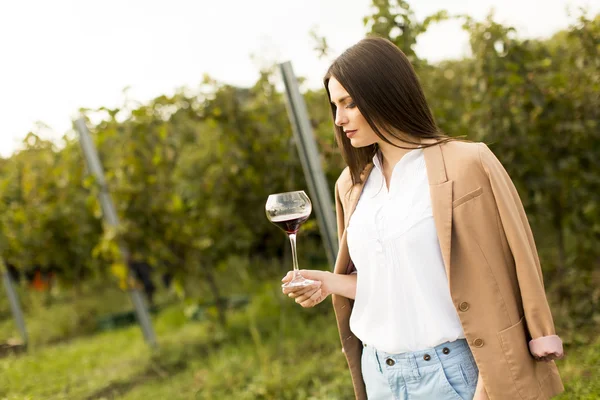Γυναίκα με ποτήρι κρασί στον αμπελώνα — Φωτογραφία Αρχείου