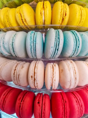 Renkli macarons tepsi