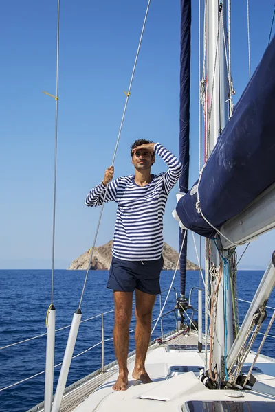 Hombre en velero en el mar —  Fotos de Stock