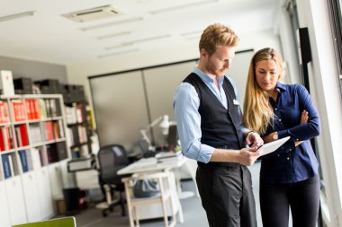 erkek ve kadın ile tablet