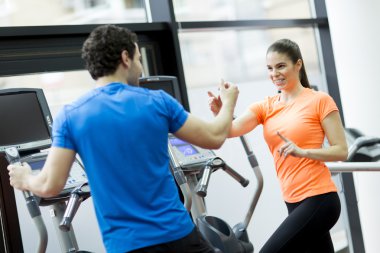 Spor salonundaki insanlar.