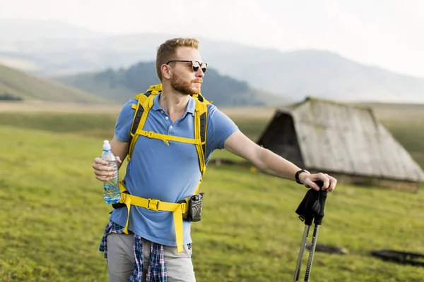 Jonge Man wandelen In landschap — Stockfoto