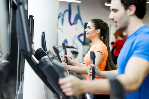 Jóvenes en el gimnasio —  Fotos de Stock