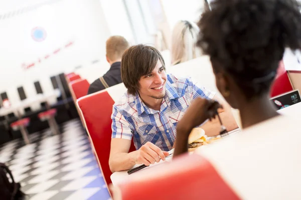 Vrienden eten in diner — Stockfoto