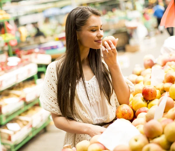 Mujer joven en el mercado — Foto de Stock