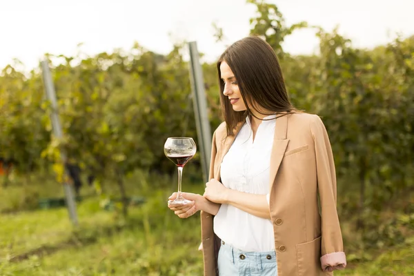 Frau mit Glas Wein im Weinberg — Stockfoto