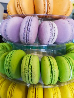 Renkli macarons tepsi