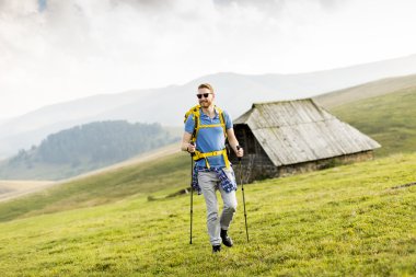 genç adam Hiking