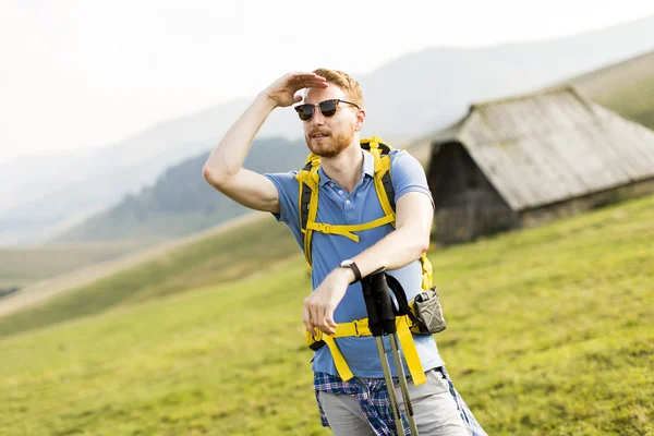 Ung mann på fottur – stockfoto