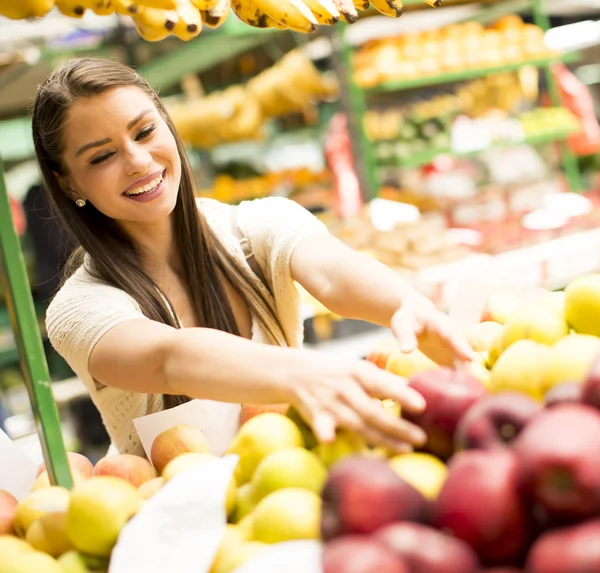 Young woman at market — Stock Photo, Image