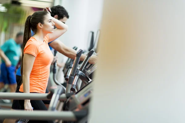 Jóvenes en el gimnasio — Foto de Stock