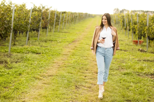 Woman with glass of wine in vineyard — Stock Photo, Image