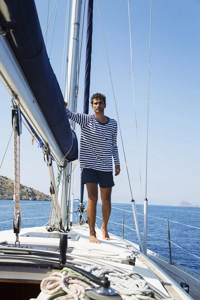 Man on sailboat in sea — Stock Photo, Image