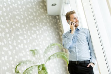 cep telefonu ofiste olan adam