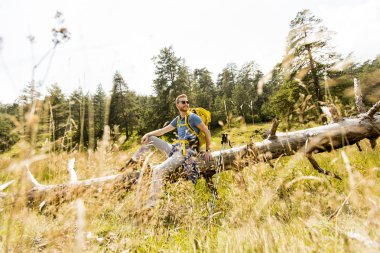 Kırsal'da yürüyüş genç adam