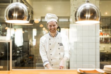 Restoranda genç Şef