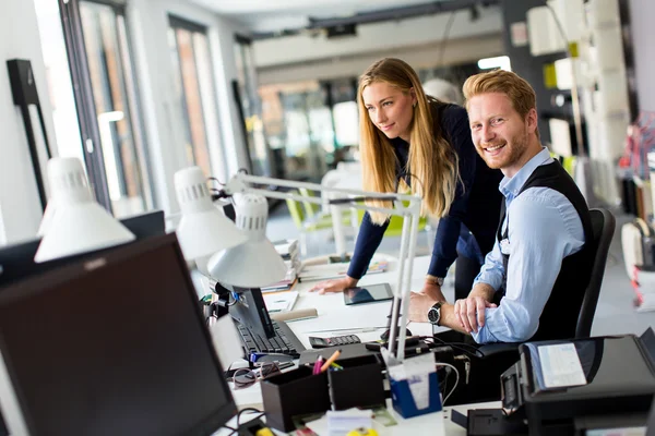 Persone che lavorano in ufficio — Foto Stock