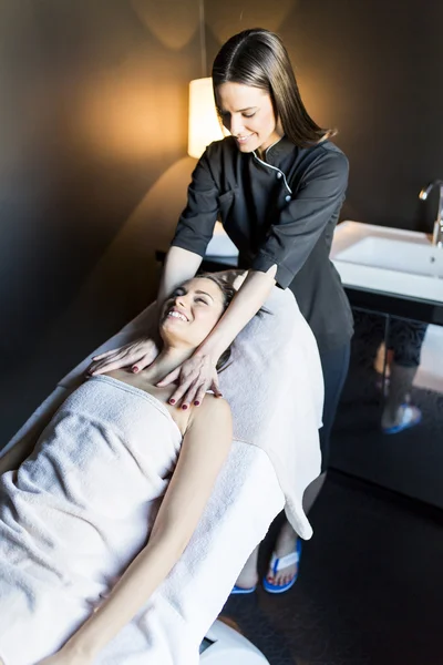 Jovem mulher fazendo uma massagem — Fotografia de Stock