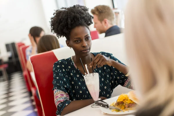 Jonge zwarte vrouw in het diner — Stockfoto