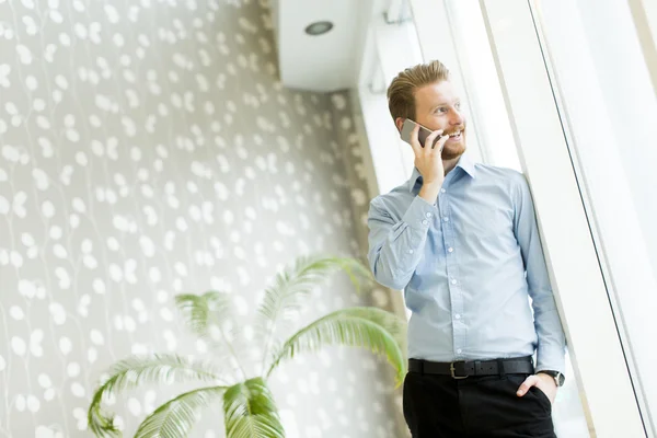 Homem com telefone celular no escritório — Fotografia de Stock