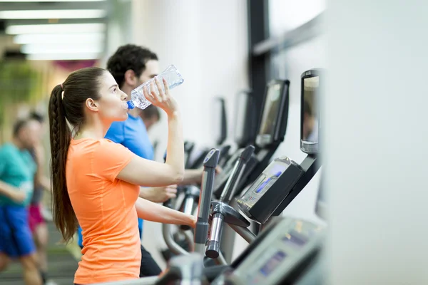 Ungdomar i gymmet — Stockfoto