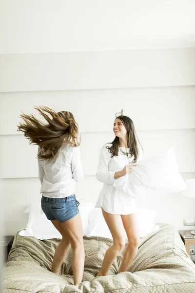 Chicas en una pelea de almohadas —  Fotos de Stock
