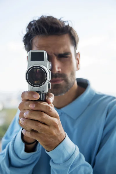 Homme avec caméra vintage — Photo