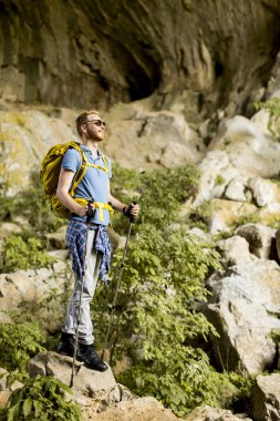 Kırsal'da yürüyüş genç adam