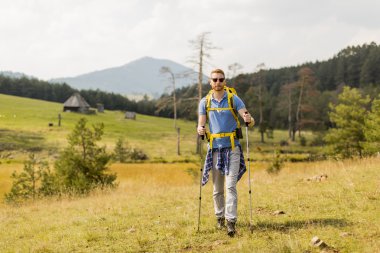 genç adam Hiking