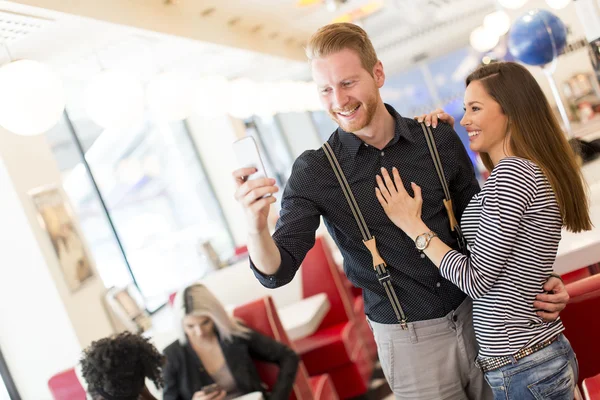 Paar nemen selfie — Stockfoto