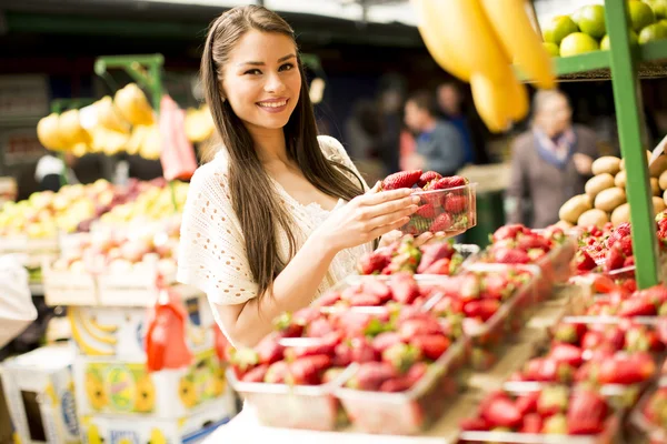 Giovane donna al mercato — Foto Stock