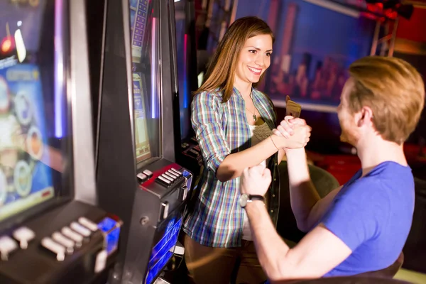 Ungt par i casinot — Stockfoto
