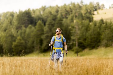 genç adam Hiking