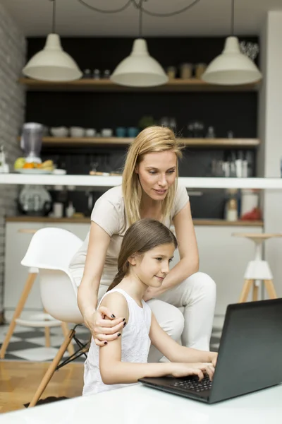 Madre e figlia che lavorano su laptop — Foto Stock