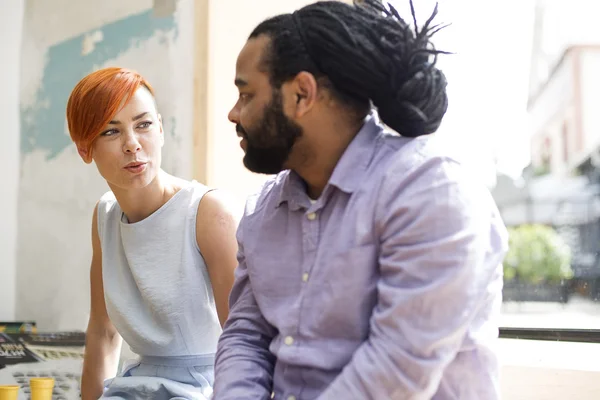 Multiracial vänner talar — Stockfoto