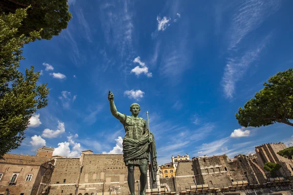 Statua dell'imperatore Giulio Cesare — Foto Stock