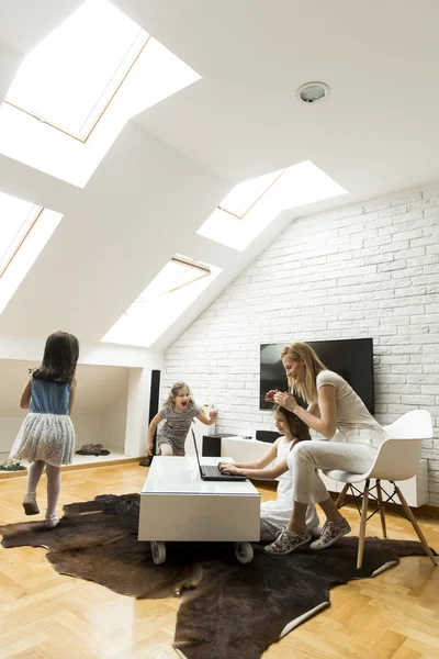 Anne ile kızı evde