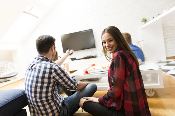 Amigos comendo pizza no quarto — Fotografia de Stock