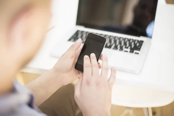 Ung man med mobiltelefon — Stockfoto