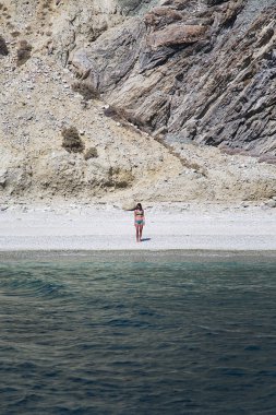 Kumsaldaki genç kadın.