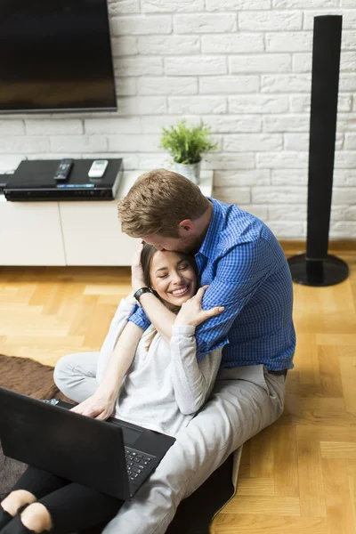 Casal com um laptop em casa — Fotografia de Stock