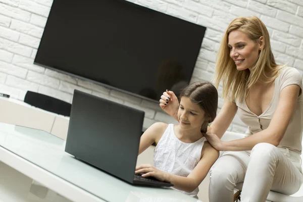 Madre e figlia che lavorano su laptop — Foto Stock