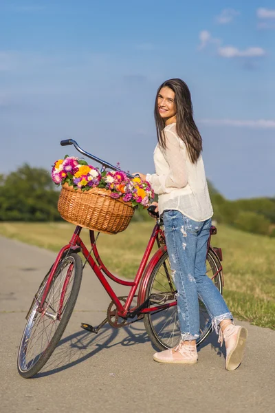 Junges Mädchen fährt Fahrrad — Stockfoto