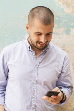 Cep telefonlu genç adam.