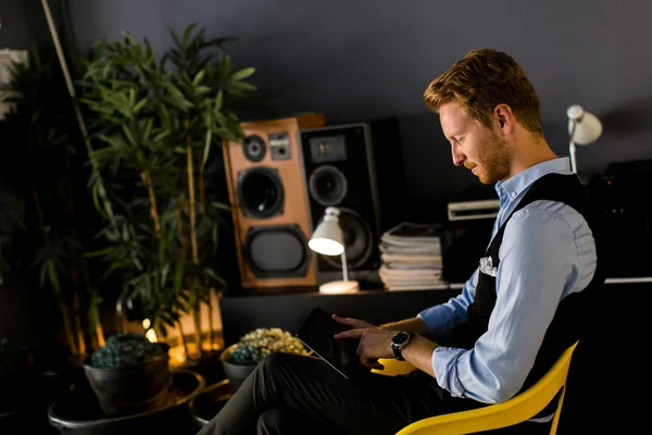 Young man with tablet in room — Stock Photo, Image