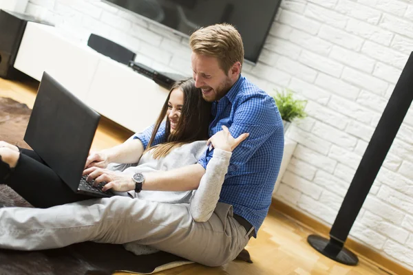 Couple with a laptop at home — Stock Photo, Image