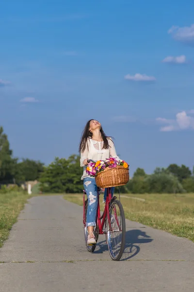 Jong meisje rijdt een fiets — Stockfoto