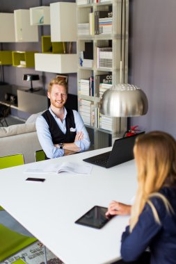 Ofiste çalışanlar.