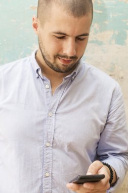 Cep telefonlu genç adam.