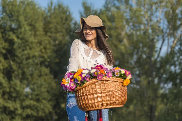 Junges Mädchen fährt Fahrrad — Stockfoto